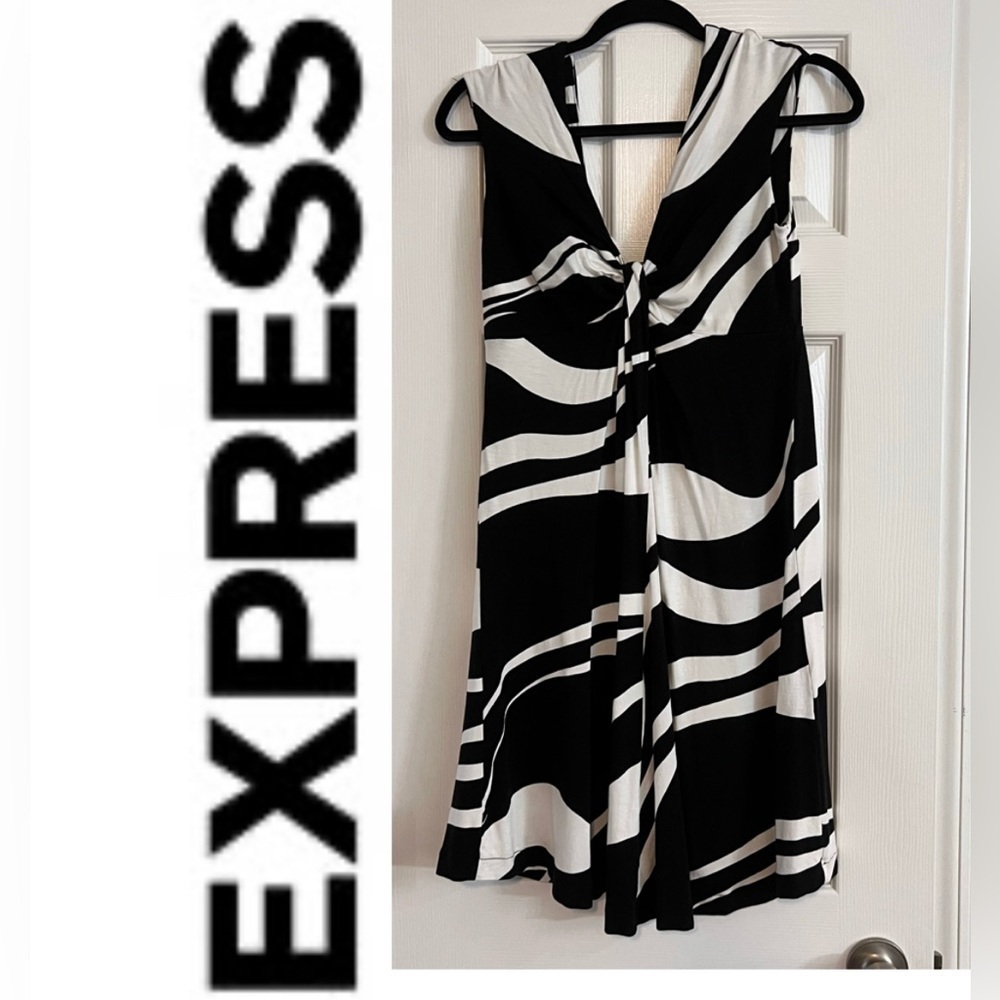 Women's Express Black And White Geometric Striped Flowy V Neck Dress Small